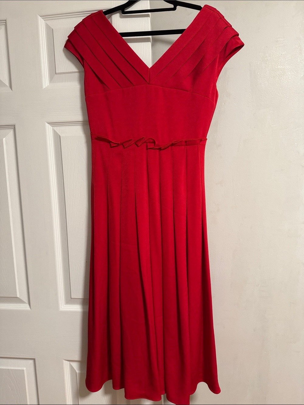 Elegant Red V‑Neck Pleated Midi Dress